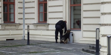 Nejen na plzeňském nádraží hledali policisté bombu