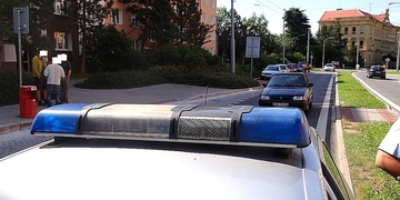 Muž zemřel na zastávce trolejbusu