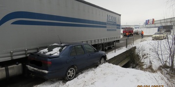 Mladý řidič přecenil své schopnosti a málem skončil v potoce