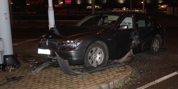 Po nehodě semafor prakticky rozřízl nové BMW