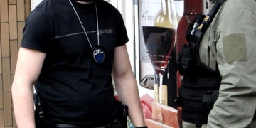 Přepadení baru v Plzni, pachatel zbil a oloupil barmana