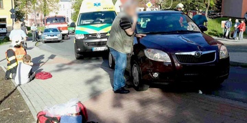 Senior doslova smetl skupinu lidí z přechodu