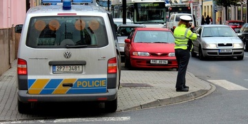 Řidička srazila nezletilou dívku přímo před policisty