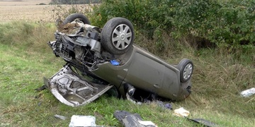 Cisterna, převážející zvláště nebezpečný náklad, bourala s osobním autem