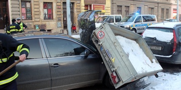 BMW poslalo Superb přímo pod zaparkovaný vlek