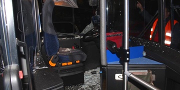 Havárie dvou autobusů linky 30 zablokovala Francouzskou třídu