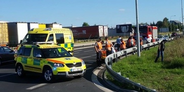 Motorkář v poli, sražený cyklista a střet auta se skútrem