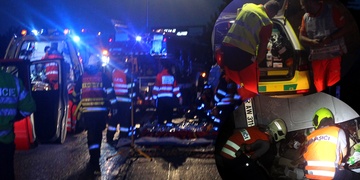 Velká nehoda, 8 zraněných, z toho 3 děti, 2 osoby transportuje vrtulník