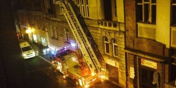 Perná páteční noc - záchrana za pomoci výškové techniky i několik nehod