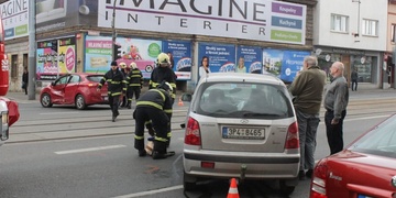 Policisté hledají svědky dopravní nehody v centru města. Prosíme, ozvěte se.