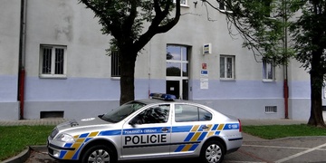 Zaměstnanec autoservisu a jeho rodina si dělali co chtěli, bohužel s cizím autem