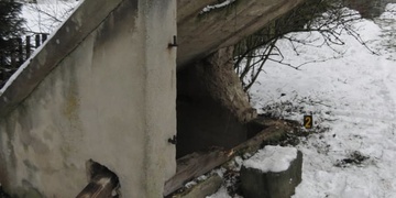 Neviděli jste nehodu ve Velešicích? V úterý zde najel muž se ženou autem do studny a následně z místa ujeli.