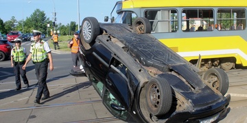 Tramvaj převrátila u Vinic auto nepozorného řidiče