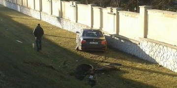 Řidič si vybral neobvyklou zkratku na hřbitov