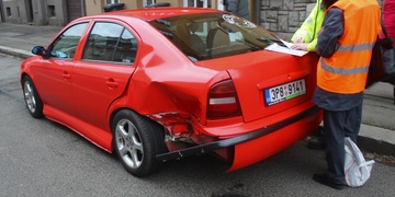 Nehoda automobilu s tramvají na Klatovské