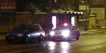 Mladík ujížděl policistům, při útěku za sebou nechal auto i kamaráda