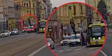 Video z dnešní nehody - co se může stát, když se dobíhá tramvaj?