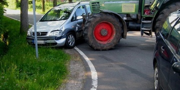 Střet traktoru s osobním vozidlem