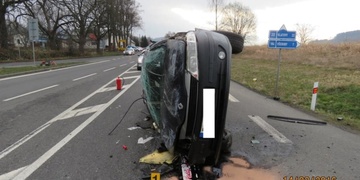 Mikrospánek je prevít, řidič skončil s vozem v kotrmelcích