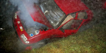 Zmatená řidička sama pod sebou zapálila auto, život jí zachránil policista