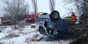 Žena vyletěla s vozem ze silnice a rolovala polem