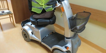 Invalidní důchodce hledá řidiče, který naboural do jeho vozíku v Domažlicích