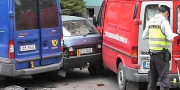 Vážná dopravní nehoda – řidička srazila a těžce zranila pošťáka