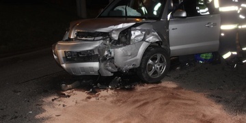 Velká dopravní nehoda, jedno auto vletělo až na zahradu