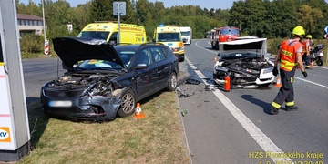 Hromadná dopravní nehoda dvou aut a dvou motocyklů