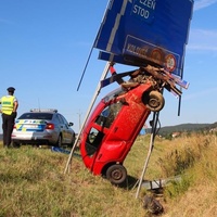 Slečna pověsila auto na ceduli a dál jela sanitkou