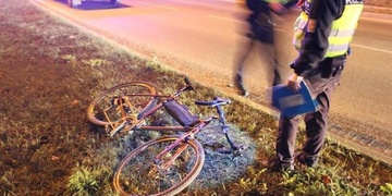 Žena se ohlédla za cyklistou a skončila i s kolem v příkopu