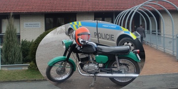 Motocyklista srazil dítě přímo před modlitebnou