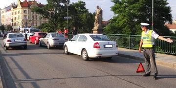 Řetězovou nehodu na Rooseveltově (Saském) mostě odnesly jen plechy
