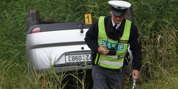 Mladý řidič přecenil své schopnosti. I s vozidlem přistál v rybníce.