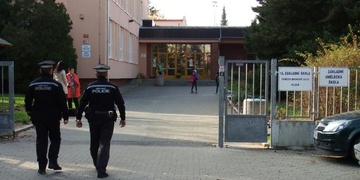 Případ muže obtěžujícího holčičky před školou stále sledujeme
