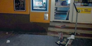Zloděj během útěku poztrácel většinu svého lupu