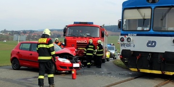 Střet osobního vozu s vlakem