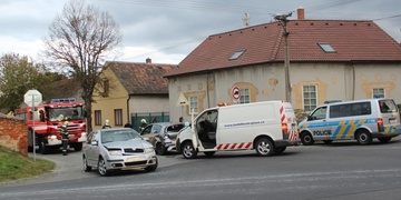 Po dopravní nehodě tří vozidel zůstalo jedno na boku