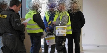 Policisté na stavbě odhalili 11 cizinců bez dokladů