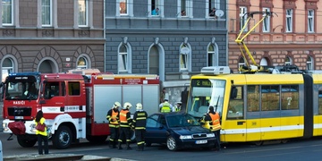 Nehoda tramvaje s osobním vozidlem