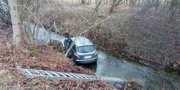Po havárii skončilo auto v říčce
