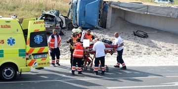 Jeden mrtvý, těžce zraněné děti – bilance nehody u Třemošné
