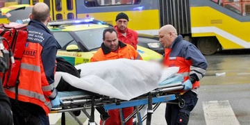 Tramvaj vláčela dvanáctiletou dívenku více než sto metrů