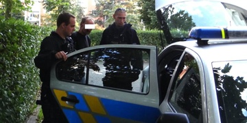 Řidiče z úkrytu dostával policista s pistolí v ruce