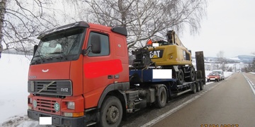 S naloženým bagrem narazil do mostu, škoda 800 tisíc