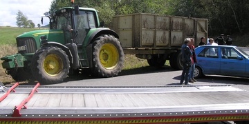 Dvě nehody traktorů, ta druhá dokonce vykolejila vlak  
