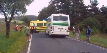 Střet nákladního vozidla s autobusem