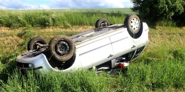 Neznámý řidič měl vytlačit auto ze silnice a ujet! Neviděli jste nehodu u Chrástu?