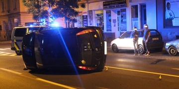 Další nehoda a další auto na boku