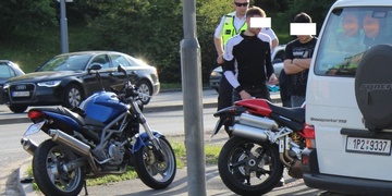 Prodloužený víkend vylákal ven motorkáře a došlo k několika nehodám